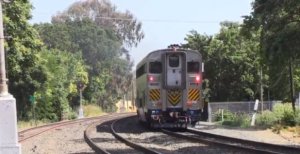 Скоростные двухэтажные поезда в Америке США Калифорния тепловозы тянут за собой вагоны