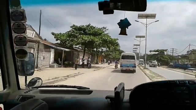 Дорога от аэропорта Занзибара в туристическую деревню Нунгви. 1,5 часа за 10 минут. смотреть онлайн