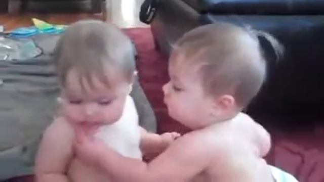 Прикол брат и сестра делят соску смотреть онлайн