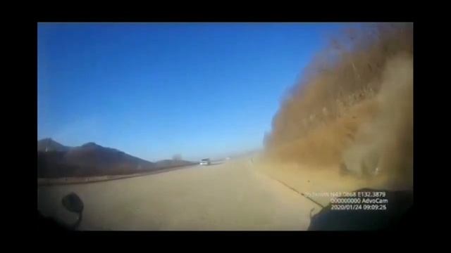 Машина перевернулась на гравийке под Большим Камнем смотреть онлайн