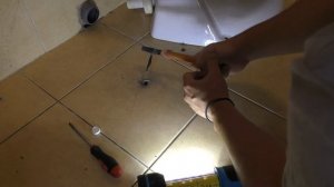 Как открутить (вытащить) сломанный болт / дюбель крепления унитаза к полу?