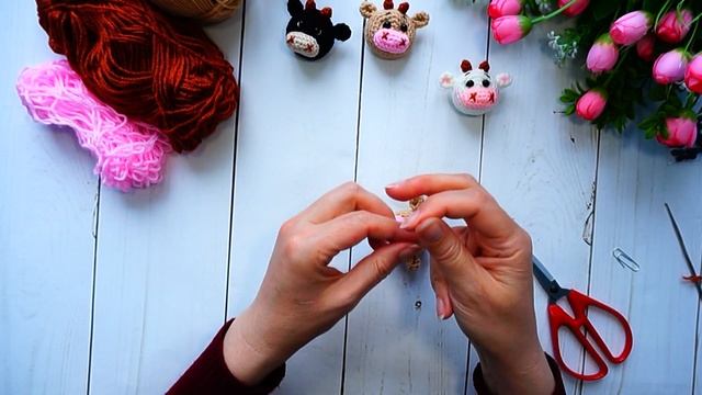 Магнит Коровка . Как связать брошь Бурёнка .Амигуруми бык . Часть 2 смотреть онлайн