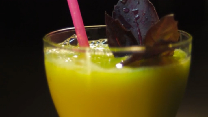 Сок из манго с ананасом в шнековой соковыжималке BRAND 9100