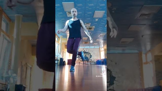 УЧИМ КРУТЕЙШЕЕ ДВИЖЕНИЕ НОГАМИ / ШАФФЛ ТАНЕЦ ИЗ ТРЕНДОВ ТИК ТОК ТАНЦЫ SHUFFLE DANCE TUTORIAL смотреть онлайн