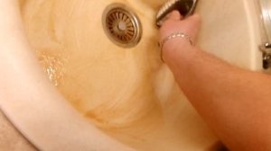 Секундное средство для чистки раковины из искусственного камня.