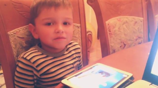 Честный - А нам не холодно Мальчик четыре года, поет смотреть онлайн