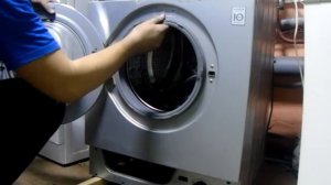 Стиральная машинка LG бежит снизу.