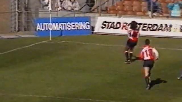 Gaston Taument In Voetbal Op Vrijdag Met Luuk Braun