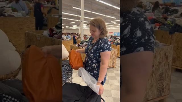 Мы в магазине потерянных посылок / Удачная рыбалка среди потерянных посылок #shorts смотреть онлайн