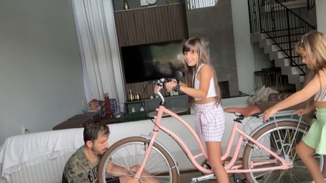 Laurinha ganhou uma BICICLETA NOVA ! смотреть онлайн