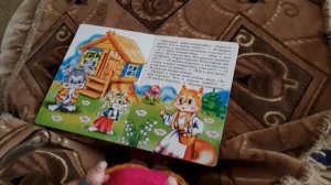 Маша читает слонёнку книжку "Теремок"