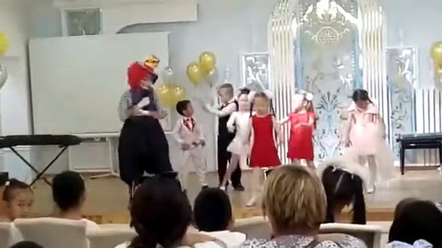 Игры в лагере, имитация игры на пианино смотреть онлайн