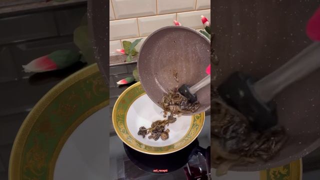 Очень вкусный и салатик с отварным куриным филе, жареными шампиньонами и морковью по-корейски смотреть онлайн