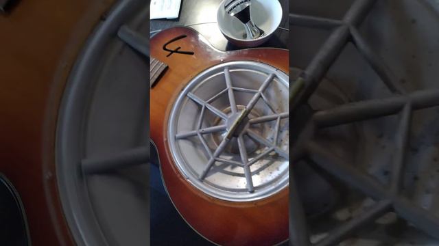 Opening up the resonator guitar смотреть онлайн