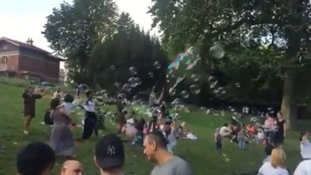 Des bulles aux Buttes Chaumont смотреть онлайн