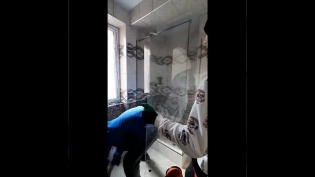 МОНТАЖ ДУШЕВОЙ КАБИНЫ из СТЕКЛА ( Montarea cabinei de dus ) смотреть онлайн