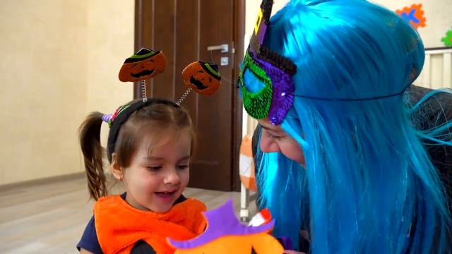 Історія для дітей про монстрика під ліжком та як Арина з мамою збирали цукерки на свято смотреть онлайн