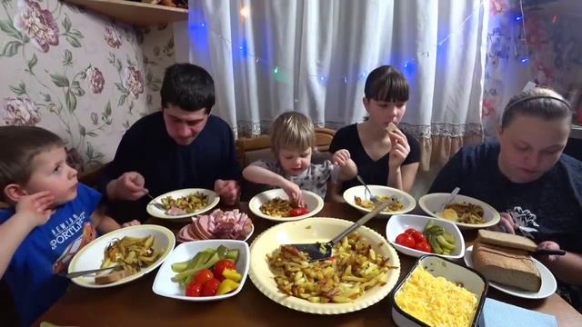 мукбанг жареная картошка и соления смотреть онлайн