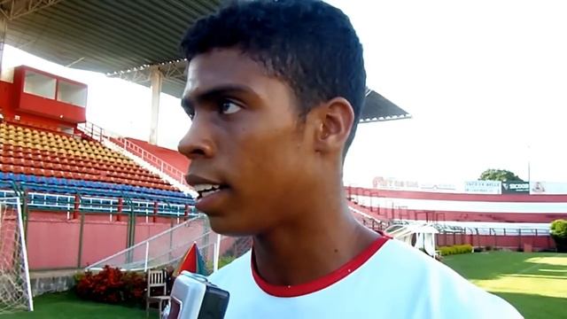 Repórter Tito Costa entrevista o zagueiro Erick - ACP 2013 смотреть онлайн