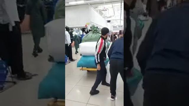 ТАДЖИКИ, КИРГИЗЫ, РУССКИЕ: МУСУЛЬМАНЕ-ПРЕДПРИНИМАТЕЛИ ИЗ НОВОСИБИРСКА СОБРАЛИ ПОМОЩЬ ДОНБАССУ. смотреть онлайн