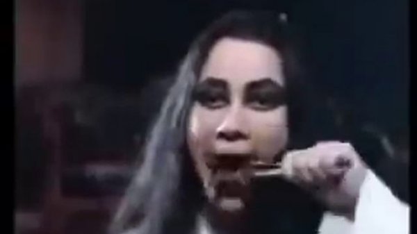 Sundel Bolong Suzzanna makan sate 200 tusuk