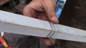 Хомутатель для проволочного хомута. Крепление сетки рабицы