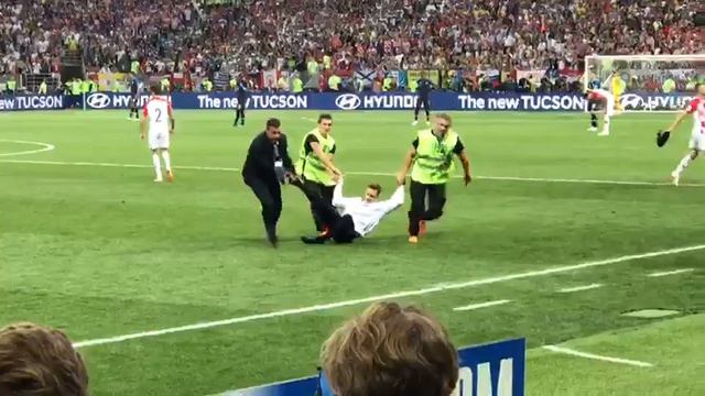 Болельщики выбежали на поле 52-ая минута Франция-Хорватия 2018 Финал чемпионата. Прикол!!!Pussy Rio смотреть онлайн