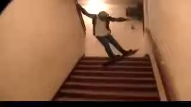 ИДИОТ!!! Пытается спуститься на сноуборде вниз по лестнице! Прикол 2013! смотреть онлайн