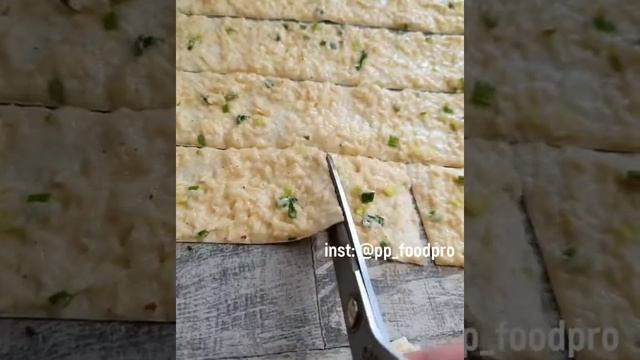 Рецепт домашних чипсов с сыром, луком и сметаной ☺️ очень хрустящие, кстати без вреда для фигуры смотреть онлайн