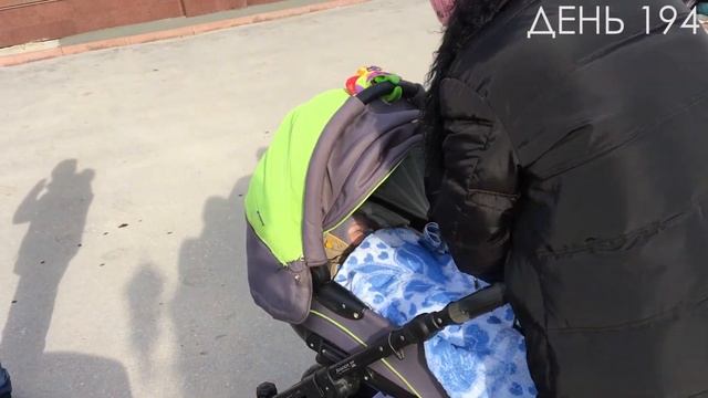 Как 6 месячный малыш гуляет в парке. смотреть онлайн