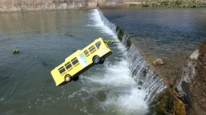 Машинки прыгают в воду