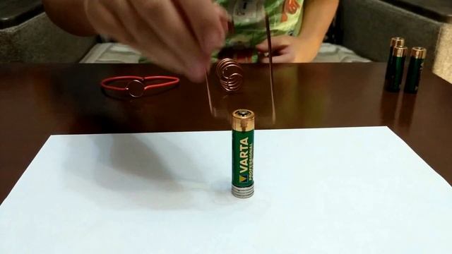 Опыт с магнитом #1 | Неодимовый магнит + аккумулятор + медная рамка смотреть онлайн