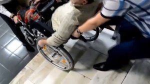 Видео пособие по подъему и спуску коляски с инвалидом по лестничному маршу