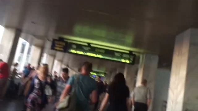 Проход с южного вокзала через верхние переход в сторону центрального ЖД вокзала в Киеве смотреть онлайн