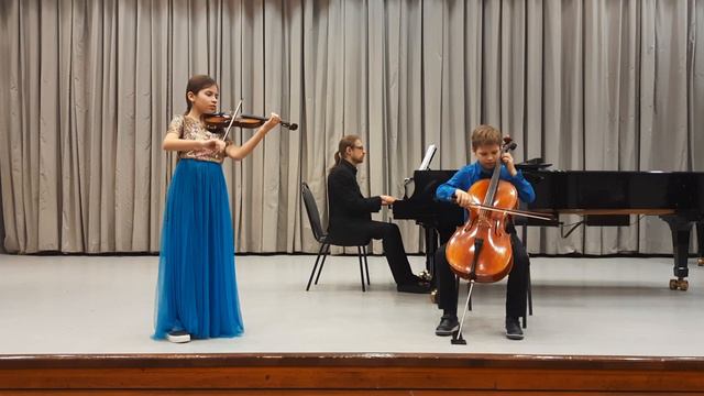 Роберт Шуман, «Смелый наездник». Исполняют Прасковья Кихаял и Иван Шварёв смотреть онлайн