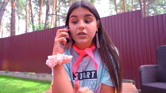 Вожатую СКИНУЛИ В БАССЕЙН ! Отряд КНОПОЧКИ БУНТУЕТ смотреть онлайн