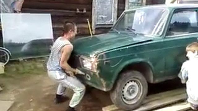 Пацан поднял машину. смотреть онлайн