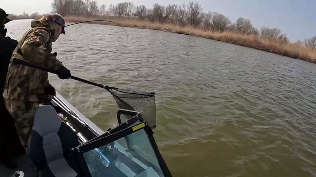 рыбалка в Астрахани, апрель 2022, поездка со своей лодкой смотреть онлайн
