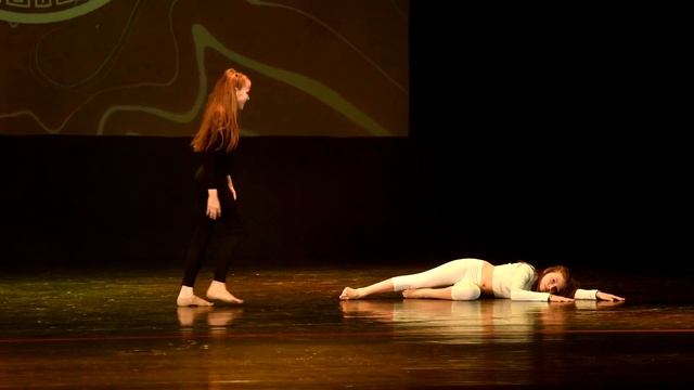 Танец, который удивит всех!!! Чаус Ксения и Клюжева Варя - Песок смотреть онлайн