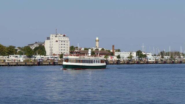 Rostock, Germany: Warnemünde, Hohe Düne, Schiffe + Boote (Ships + Boats) - 4K UHD Video смотреть онлайн