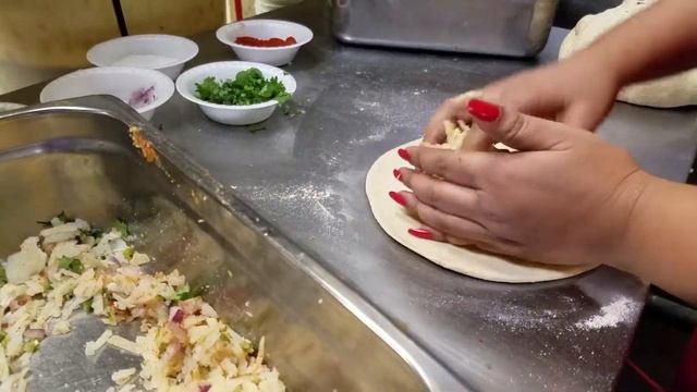 Bombay Cafe - Baking a Parantha смотреть онлайн