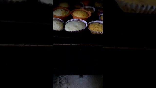 Печём капкейки из готового набора для выпечки, купленного в "Магните". смотреть онлайн