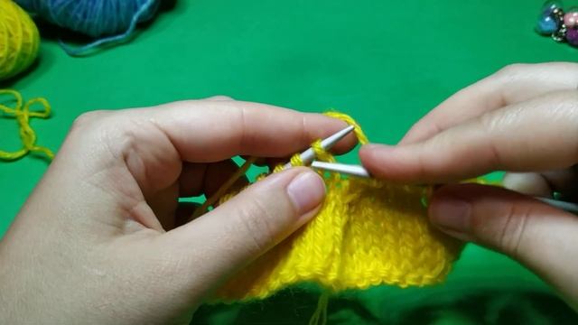 3 петли вместе ВПРАВО методом протяжки. Убавление петель. Вязание спицами для начинающих смотреть онлайн