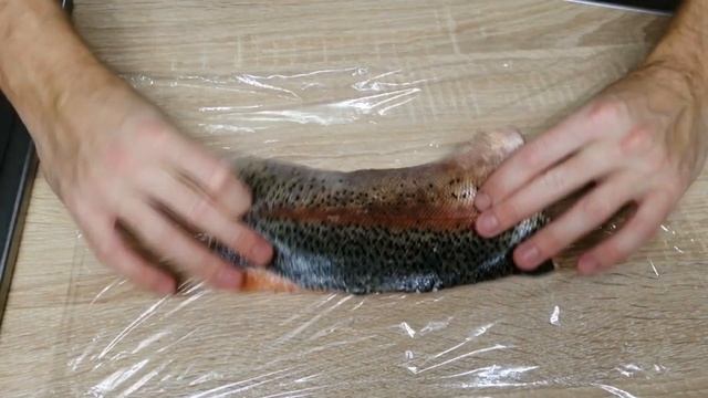 СЛАБОСОЛЕНАЯ ФОРЕЛЬ. Как быстро засолить красную рыбу в пищевой пленке? смотреть онлайн