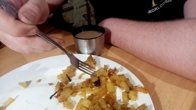 Мукбанг ..Накормить сына.Жареный картофель с мясом.Вкус бомбический.Сын наслаждается едой смотреть онлайн