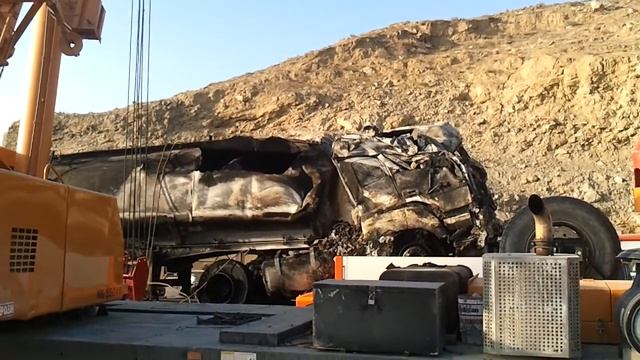 Fuel truck crashes in Baku.В Баку перевернулся бензовоз. (3) смотреть онлайн