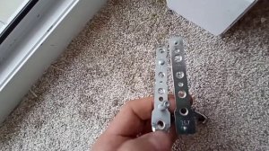 Сломали профиль балконной двери, вырвали нижнюю петлю? Вот что можно с этим сделать, подробное виде