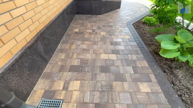 Тротуарная плитка Старый город Braer "Каштан" в сочетании с персиковым фасадом дома смотреть онлайн