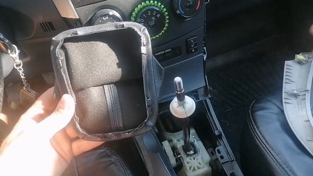 ЗАМЕНА ЧЕХЛА РУЧКИ КПП НА TOYOTA COROLLA 150 смотреть онлайн