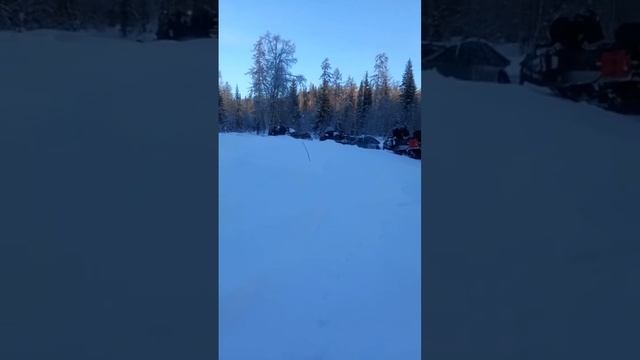 Едембольшой компанией! #снегоходы #катаем#базаотдыха смотреть онлайн